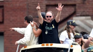 Mike Budenholzer w trakcie zwycięskiej parady po zdobyciu mistrzostwa z Milwaukee Bucks