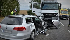 Czołowe zderzenie osobówki z ciężarówką