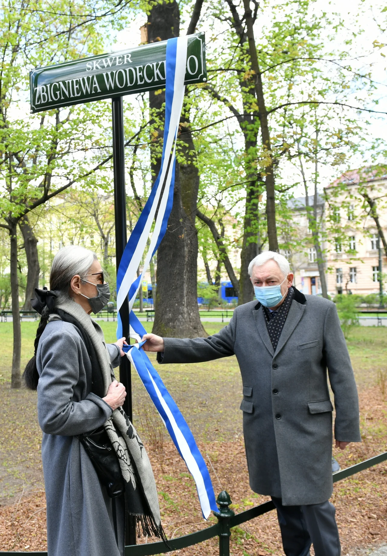 Krystyna Wodecka i Jacek Majchrowski. Nadanie jednemu ze skwerów na Plantach imienia Zbigniewa Wodeckiego Krystyna Wodecka i Jacek Majchrowski. Nadanie jednemu ze skwerów na Plantach imienia Zbigniewa Wodeckiego