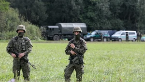 Straż graniczna i żołnierze WP w pobliżu miejscowości Usnarz Górny