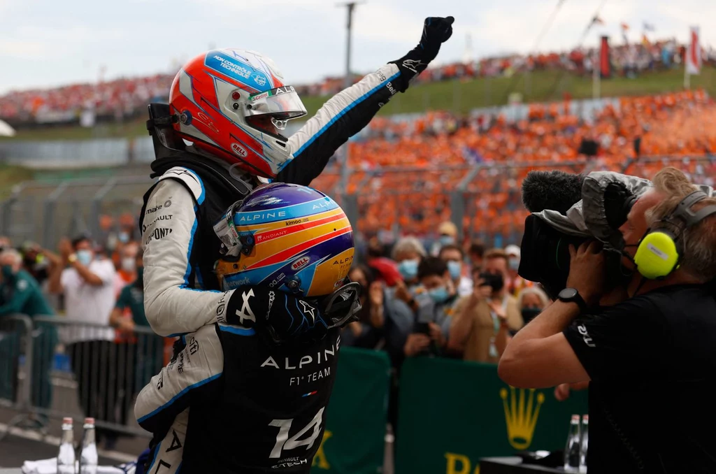 Podczas Grand Prix Węgier wygrał Esteban Ocon, a Fernando Alonso, który podnosi Franuza, był czwarty