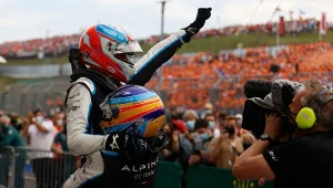 Podczas Grand Prix Węgier wygrał Esteban Ocon, a Fernando Alonso, który podnosi Franuza, był czwarty
