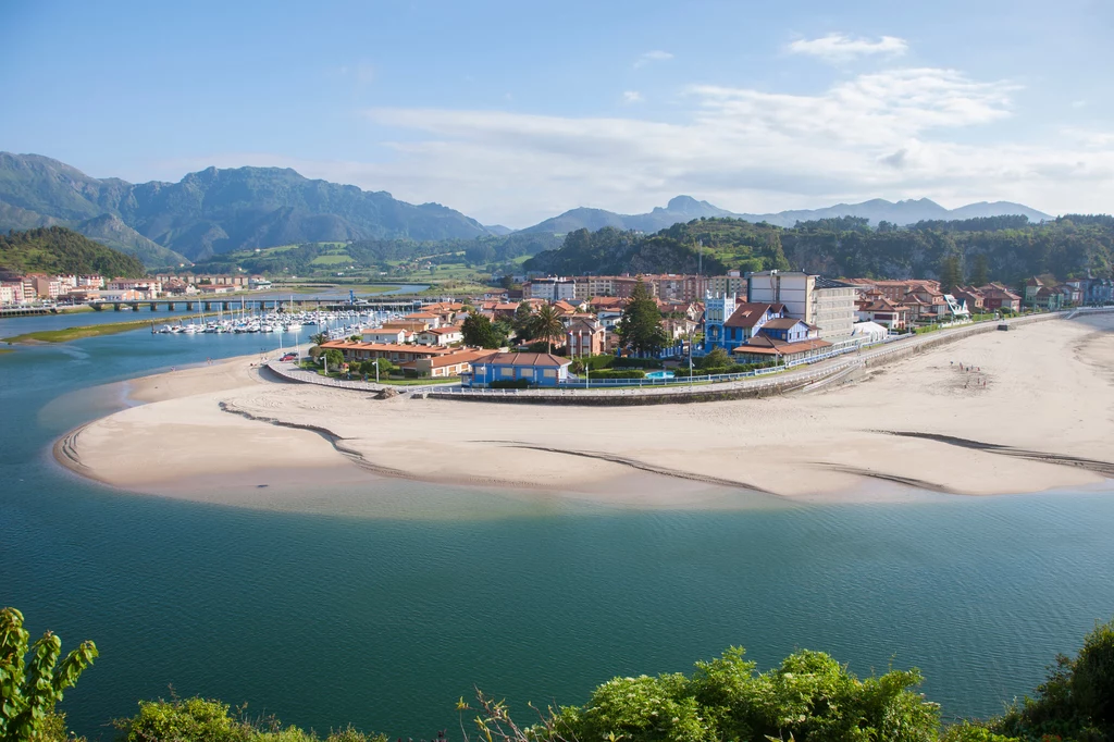 Ribadesella to małe hiszpańskie miasteczko położone w regionie Asturii 