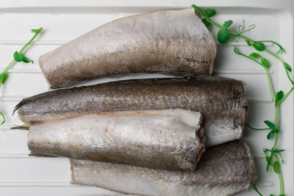 Jeśli decydujesz się na zakup mrożonej ryby, pamiętaj, by rozmrażać ją powoli