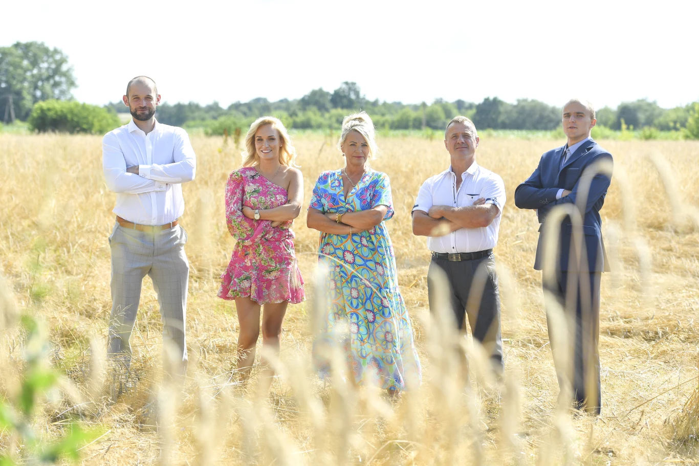 Obok 28-letniej Kamili w nowym sezonie programu "Rolnik szuka żony" śledzili będziemy także losy: 56-letniej Elżbiety (prowadzi ekologiczną plantację truskawek), 23-letniego Kamila (specjalizuje się w uprawie traw nasiennych kwalifikowanych oraz zbóż), 55-letniego Krzysztofa oraz 26-letniego Stanisława.

 
 