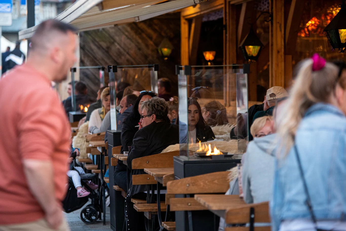 Zakopiańskie restauracje w tym roku odnotowały spory spadek w zarobkach. Górale są zaskoczeni oszczędnością turystów Zakopiańskie restauracje w tym roku odnotowały spory spadek w zarobkach. Górale są zaskoczeni oszczędnością turystów