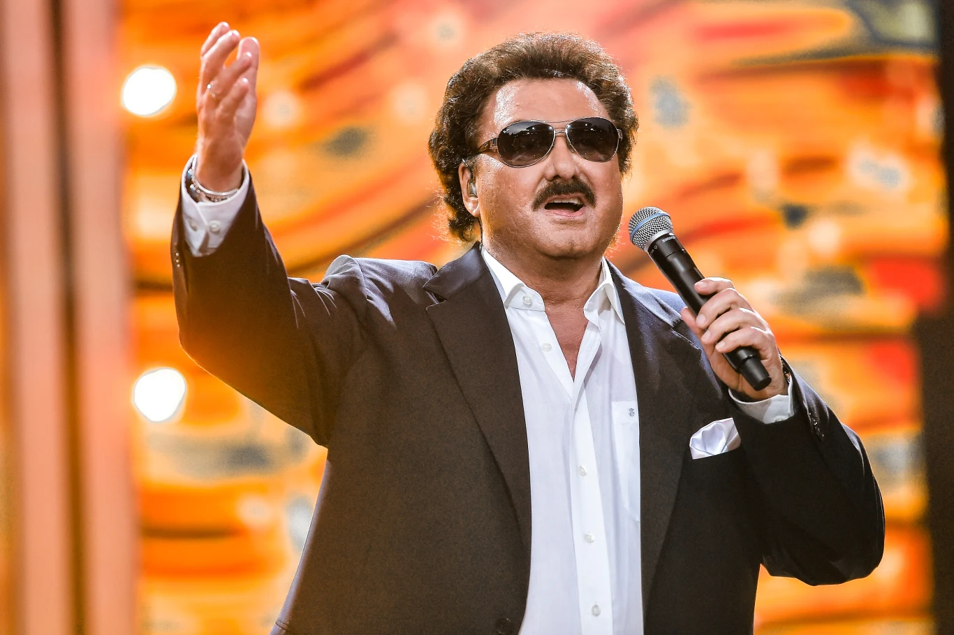 Krzysztof Krawczyk na scenie w Opolu Krzysztof Krawczyk na scenie w Opolu