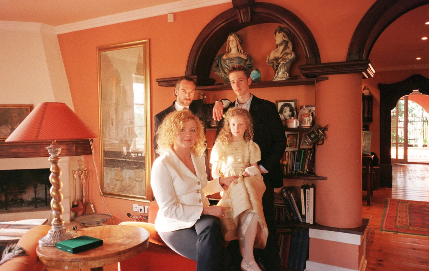 Magda i Piotr Gesslerowie z Tadeuszem i Larą w ich domu w Łomiankach, 2000 r. Magda i Piotr Gesslerowie z Tadeuszem i Larą w ich domu w Łomiankach, 2000 r.