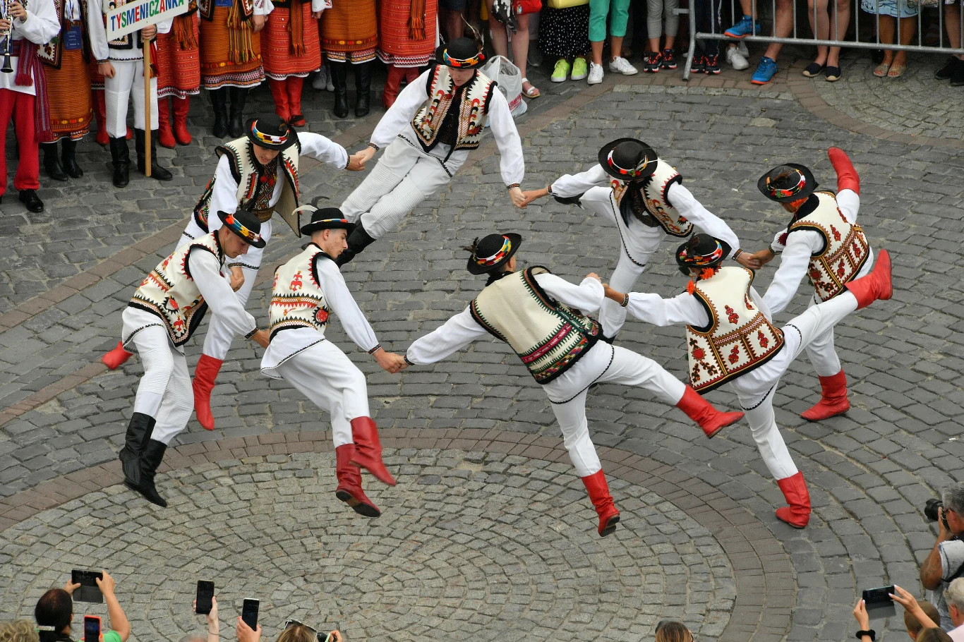 Przedsiębiorcy na Podhalu, by odkuć się z pandemicznego zastoju, zabiegali w te wakacje o turystów. Na zdjęciu występy w ramach 52. Międzynarodowego Festiwalu Folkloru Ziem Górskich Przedsiębiorcy na Podhalu, by odkuć się z pandemicznego zastoju, zabiegali w te wakacje o turystów. Na zdjęciu występy w ramach 52. Międzynarodowego Festiwalu Folkloru Ziem Górskich
