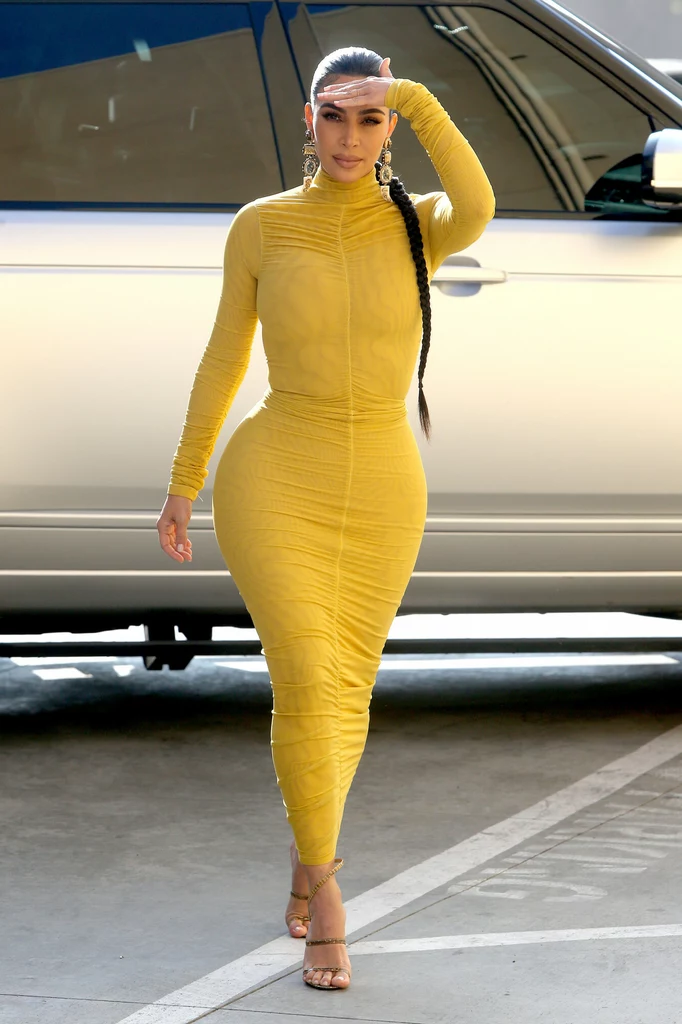 Kim Kardashian dobrze wie, że sukienki typu bodycon podkreślają jej figurę 