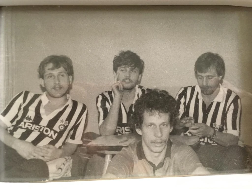 Maciej Kamiński, Aleksander Cybulski, Jerzy Kruszczyński i Roman Józefowicz w zdobycznych koszulkach Juventusu Maciej Kamiński, Aleksander Cybulski, Jerzy Kruszczyński i Roman Józefowicz w zdobycznych koszulkach Juventusu