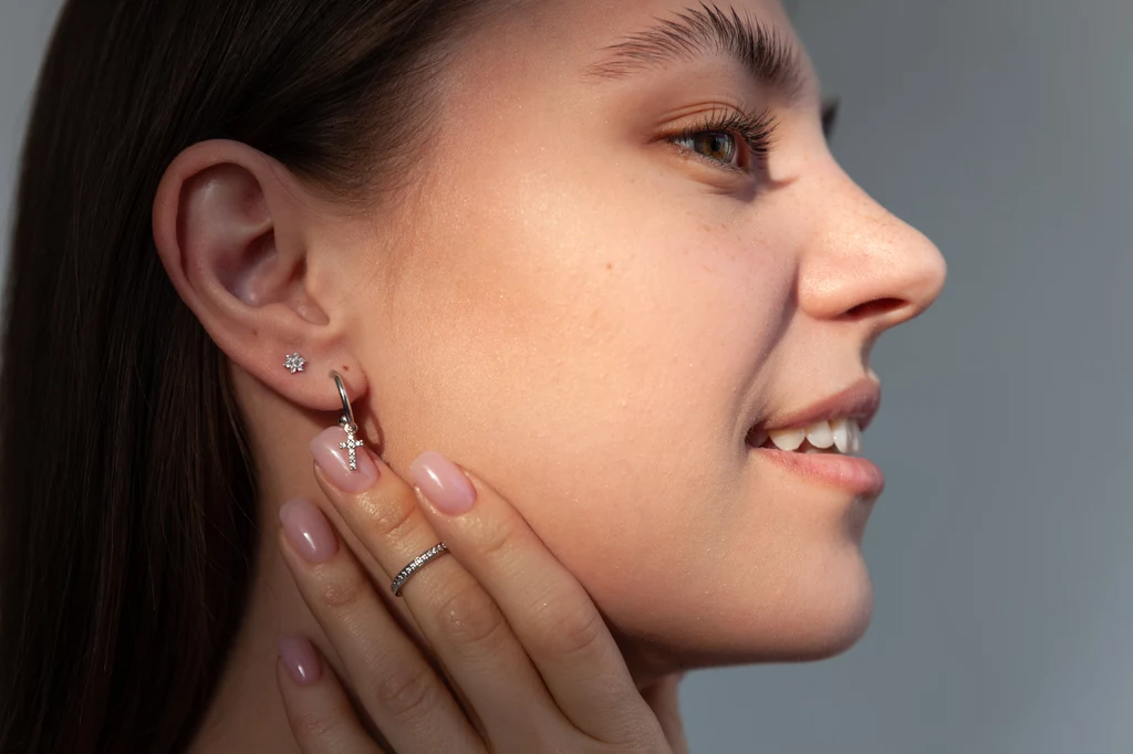 Poznaj sprawdzone sposoby na pryszcze w uchu