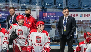 Polscy hokeiści i trener Robert Kalaber