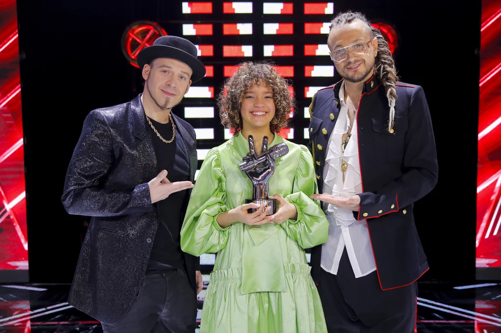 Tomson i Baron z Sarą Egwu-James w "The Voice Kids"