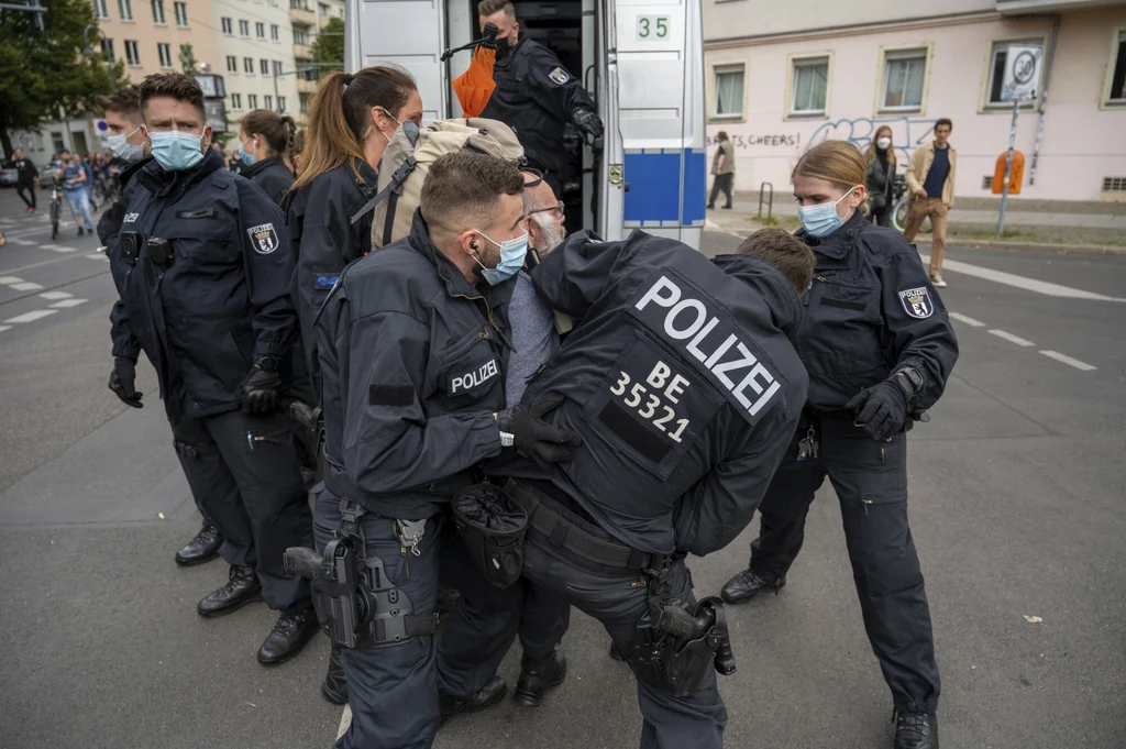 Protest przeciwko pandemicznym restrykcjom Protest przeciwko pandemicznym restrykcjom
