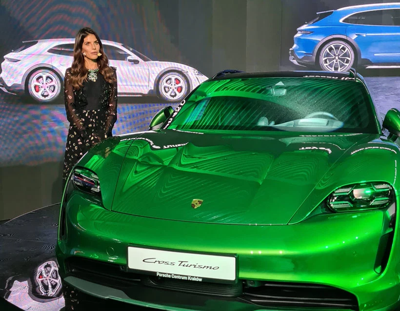 Weronika Rosati i Porsche Taycan Cross Turismo