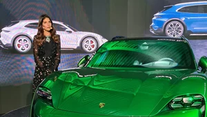 Weronika Rosati i Porsche Taycan Cross Turismo 