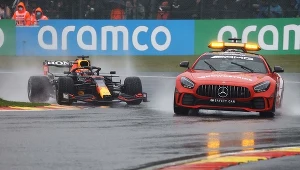 Max Verstappen za samochodem bezpieczeństwa