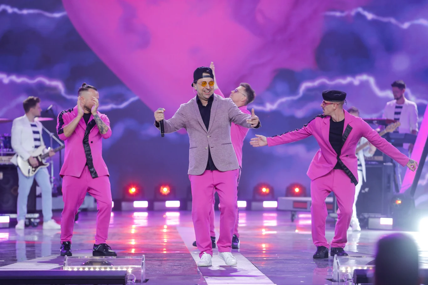 Marcin Miller (Boys) w duecie z Heleną Vondráčkovą wykonał wielki przebój "Dlouhá noc". Marcin Miller (Boys) w duecie z Heleną Vondráčkovą wykonał wielki przebój "Dlouhá noc".