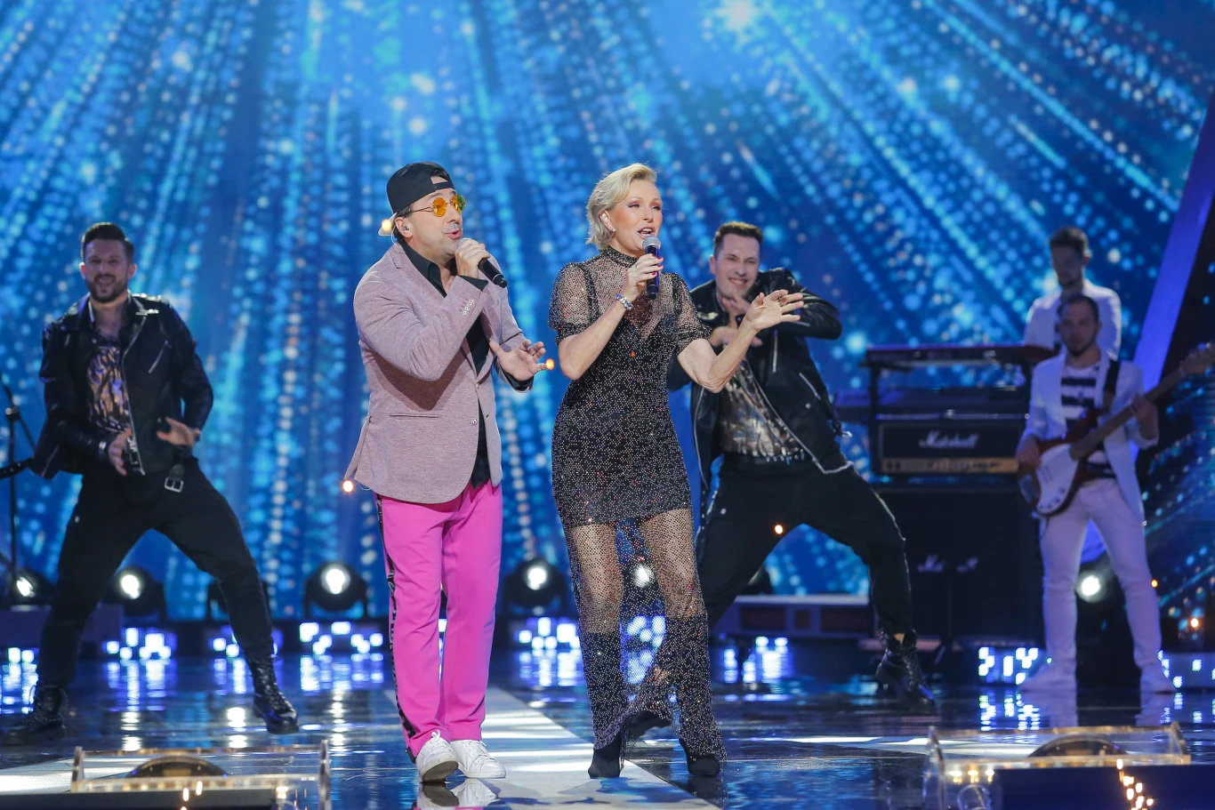 Marcin Miller i Helena Vondráčkova piosenkę "Dlouhá noc" śpiewali już kilkakrotnie razem, m.in. podczas Wakacyjnej Trasy Dwójki w 2020 r., Sylwestra Marzeń w Zakopanem czy Szalonej Trzydziestki grupy Boys.