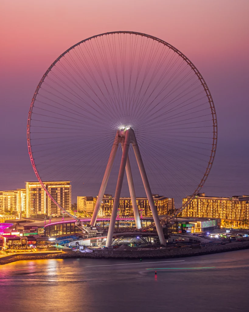 Ain Dubai jest zbudowany na sztucznej wyspie Bluewaters i pozwala obserwować panoramę Dubaju. 