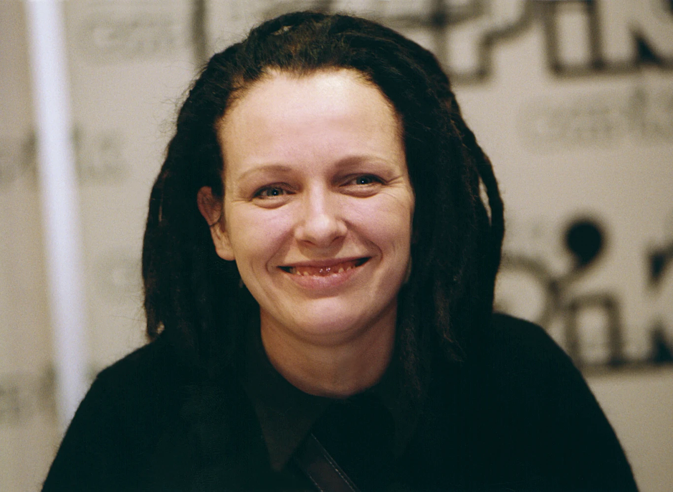 W 2000 roku ukazał się trzeci album wokalistki - "Sushi". W całości nagrywany był w domowym studiu. W poszczególnych piosenkach gościnnie pojawili się między innymi Robert Brylewski (głosy, klawisze), Mikołaj Trzaska (z zespołu Miłość) i Anthony Neale, wokalista zespołu Mainstream. Ostatecznie na płycie znalazło się 12 utworów, z czego trzy Nosowska zaśpiewała w języku wymyślonym przez siebie.