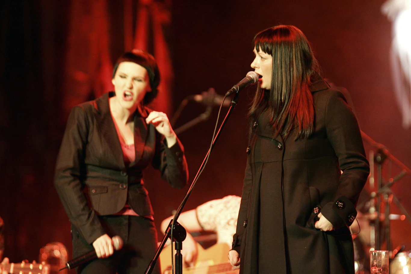 Kasia Nosowska początkowo znana była głównie jako wokalistka zespołu Hey. Jako solistka debiutowała w 1996 roku albumem "Puk Puk", który zawierał elektroniczne brzmienia odległe od rockowej estetyki Hey'a. Na zdjęciu z Agnieszką Chylińską