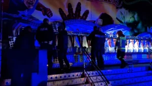 Blokady odpięły się na wysokości trzech metrów i z siedzeń wypadły dwie osoby 