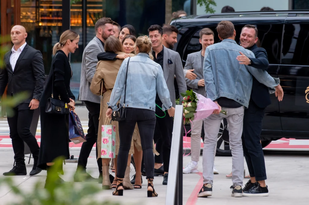 Anna i Robert Lewandowscy urządzili huczne urodziny. Zjawiła się plejada gwiazd Anna i Robert Lewandowscy urządzili huczne urodziny. Zjawiła się plejada gwiazd