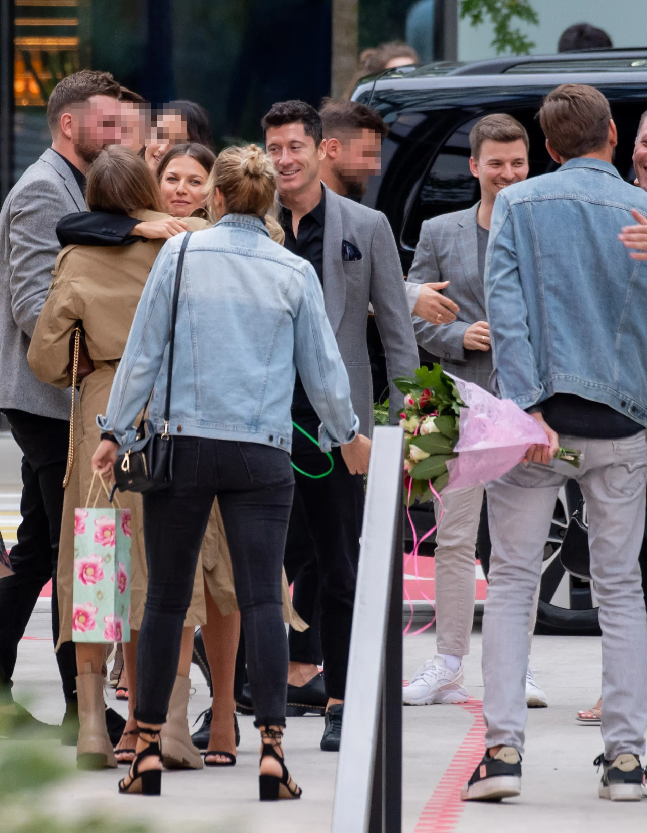 Anna i Robert Lewandowscy urządzili huczne urodziny. Zjawiła się plejada gwiazd Anna i Robert Lewandowscy urządzili huczne urodziny. Zjawiła się plejada gwiazd