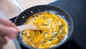 Mężczyzna włamał się do kuchni i usmażył jajecznicę