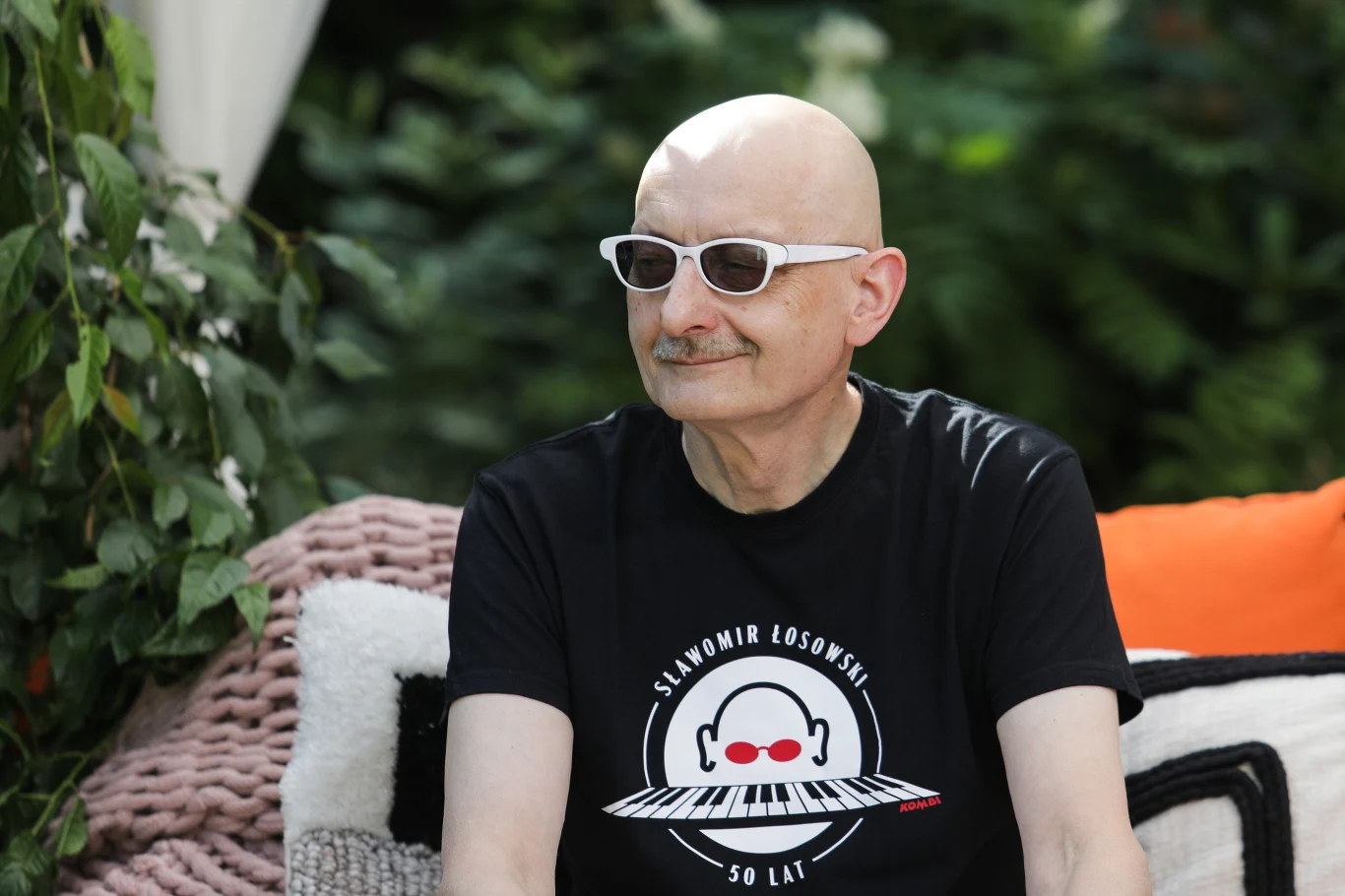 W 1992 roku muzyk zmuszony był zawiesić działalność zespołu, by poświęcić się opiece nad chorą żoną. "Moja żona występowała z nami pod koniec lat 70. Pewnego dnia graliśmy na imprezie dla zakładu pracy niedaleko Gdańska. Była zima, a samochód, którym jeździliśmy na koncerty, znowu się zepsuł. Żona strasznie przemarzła i wylądowała w szpitalu. To wtedy zaczęło się u niej stwardnienie rozsiane" - pisał Łosowski w książce "Kombi. Słodkiego miłego życia. Prawdziwa historia". "Działałem na dwa fronty. Zacząłem poświęcać więcej czasu na sprawy związane ze zdrowiem żony. Albo trafiała do szpitali, albo jeździliśmy gdzieś na drugi kraniec Polski, albo do zielarzy, albo do - jak ich nazywam - czarodziejów. Człowiek łapał się wszystkiego, żeby ją leczyć. Także tego, co podsumowali nasi przyjaciele i znajomi. Jeździła na rehabilitację i na wizyty do lekarzy. Musiałem mieć czas, aby ją zawieźć do lekarzy i przywieźć. (...) A przecież jeszcze trzeba się było zajmować dziećmi" - wspominał.