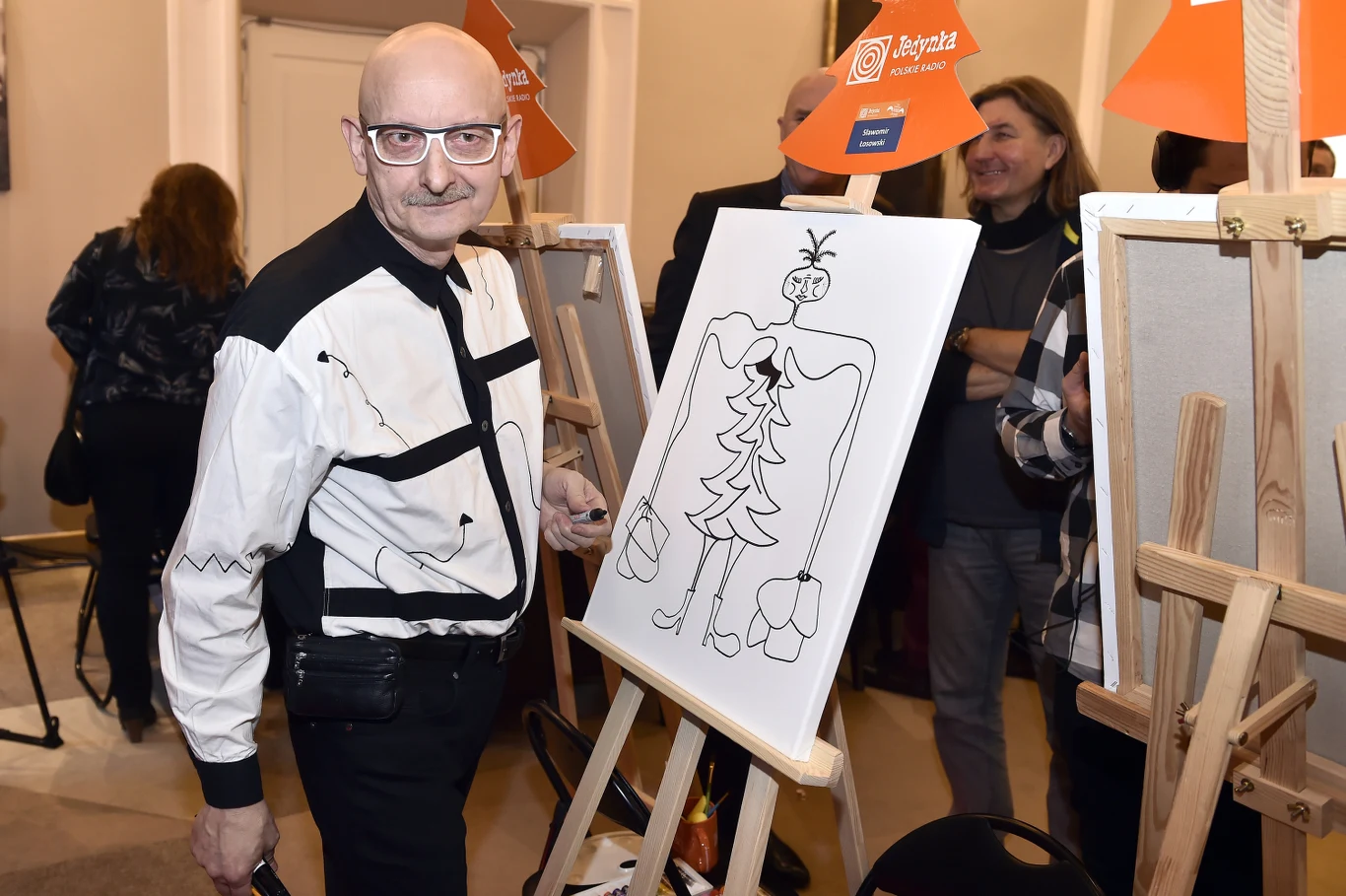 Oprócz muzyki Łosowski zajmuje się także rysunkiem. Swoje dzieła nazywa "gra-fikami". Miał kilkadziesiąt wystaw w Polsce, a w latach 90. także w Chicago. Z małżeństwa z Łucją Łosowską ma dwoje dzieci - wspomnianego perkusistę Tomasza oraz córkę Joannę, która jest flecistką. 