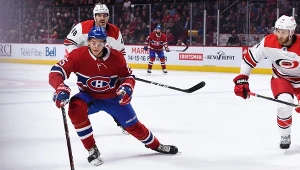 Jesperi Kotkaniemi w barwach Montreal Canadiens przeciwko Carolina Hurricanes