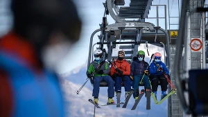 Turyści na nartach w Szwajcarii 