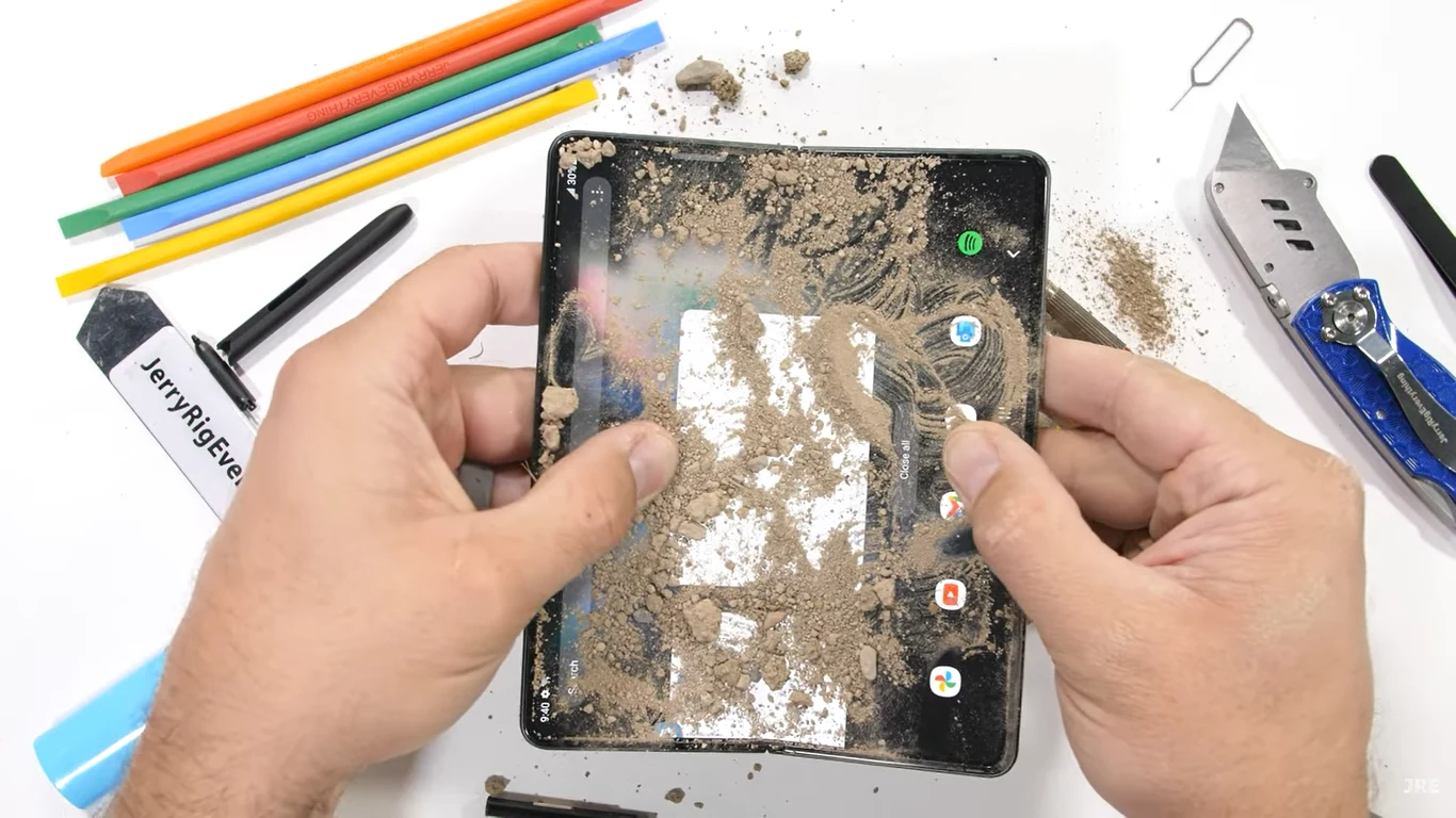 Samsung Galaxy Z Fold 3 jest o 80 proc. bardziej wytrzymały od poprzednika fot. JerryRigEverything Samsung Galaxy Z Fold 3 jest o 80 proc. bardziej wytrzymały od poprzednika fot. JerryRigEverything