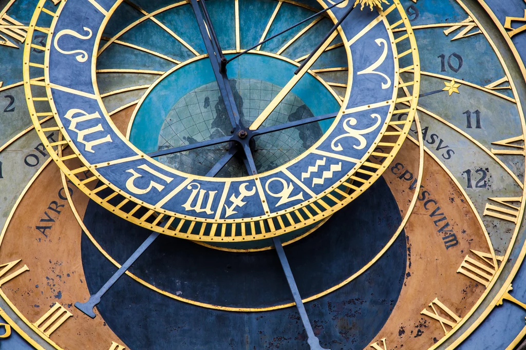 Ryby Dla zodiakalnych Ryb, wrzesień będzie teoretycznie dobrym miesiącem, jednakże przez cały miesiąc Ryby będą mocno osłabione. Uczucia: Słońce w Pannie sprawi, że Ryby poświęcą wiele uwagi partnerowi, przyjrzą się swojemu związkowi i chętnie zmienią to, co powoduje spory i kłótnie. Dlatego będzie to dobry miesiąc, podczas którego Ryby poczują, że zrobiły duży krok na przód. Dzięki temu będą szczęśliwe i spełnione. Ich związek rozkwitnie, a one mocniej zaangażują się w swoją relację. Samotne Ryby, zdecydowanie mają szanse poznać ciekawą osobę, która może odmienić ich życie. Tym bardziej, że Mars w połączeniu z Merkurym doda im wiary w siebie, dzięki czemu otworzą się na to, co nowe i nieznane. Kariera i finanse: W pracy Ryb będzie bardzo intensywnie. Dlatego Ryby powinny oddzielić życie prywatne od zawodowego i skupić się przede wszystkim na swoich zadaniach, które mają do wykonania. W innym przypadku, mimo iż Mars doda im energii, mogą nie zdążyć ze wszystkim na czas. Jeśli zaistnieje taka potrzeba, powinny zwrócić się o pomoc do bardziej doświadczonej osoby. Wenus sprawi, że nie będą mieć problemu z uzyskaniem wsparcia. Natomiast relacje z innymi pracownikami, będą harmonijne i udane. Finansowo czeka je w miarę dobry czas, choć nie powinny być zbyt rozrzutne. Zdrowie: Ryby we wrześniu mogą być apatyczne i na nic nie będą miały ochoty, dotyczy to także jedzenia. Dlatego tym bardziej powinny postarać się o dobrze zbilansowane posiłki, bogate w witaminy i mikroelementy. Ponadto, jak najczęściej powinny przebywać na świeżym powietrzu i dotleniać swój organizm. Dodatkowo, powinny dużo wypoczywać i nie wymagać od siebie za dużo. Ryby Dla zodiakalnych Ryb, wrzesień będzie teoretycznie dobrym miesiącem, jednakże przez cały miesiąc Ryby będą mocno osłabione. Uczucia: Słońce w Pannie sprawi, że Ryby poświęcą wiele uwagi partnerowi, przyjrzą się swojemu związkowi i chętnie zmienią to, co powoduje spory i kłótnie. Dlatego będzie to dobry miesiąc, podczas którego Ryby poczują, że zrobiły duży krok na przód. Dzięki temu będą szczęśliwe i spełnione. Ich związek rozkwitnie, a one mocniej zaangażują się w swoją relację. Samotne Ryby, zdecydowanie mają szanse poznać ciekawą osobę, która może odmienić ich życie. Tym bardziej, że Mars w połączeniu z Merkurym doda im wiary w siebie, dzięki czemu otworzą się na to, co nowe i nieznane. Kariera i finanse: W pracy Ryb będzie bardzo intensywnie. Dlatego Ryby powinny oddzielić życie prywatne od zawodowego i skupić się przede wszystkim na swoich zadaniach, które mają do wykonania. W innym przypadku, mimo iż Mars doda im energii, mogą nie zdążyć ze wszystkim na czas. Jeśli zaistnieje taka potrzeba, powinny zwrócić się o pomoc do bardziej doświadczonej osoby. Wenus sprawi, że nie będą mieć problemu z uzyskaniem wsparcia. Natomiast relacje z innymi pracownikami, będą harmonijne i udane. Finansowo czeka je w miarę dobry czas, choć nie powinny być zbyt rozrzutne. Zdrowie: Ryby we wrześniu mogą być apatyczne i na nic nie będą miały ochoty, dotyczy to także jedzenia. Dlatego tym bardziej powinny postarać się o dobrze zbilansowane posiłki, bogate w witaminy i mikroelementy. Ponadto, jak najczęściej powinny przebywać na świeżym powietrzu i dotleniać swój organizm. Dodatkowo, powinny dużo wypoczywać i nie wymagać od siebie za dużo.