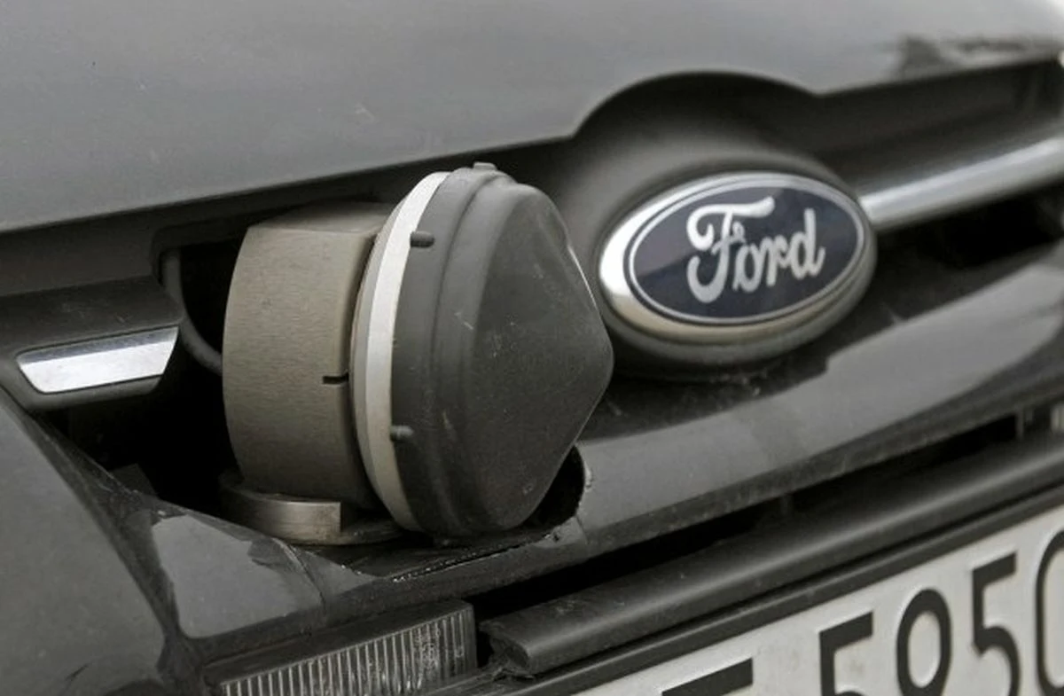 Głowica radaru w nieoznakowanym Fordzie Głowica radaru w nieoznakowanym Fordzie