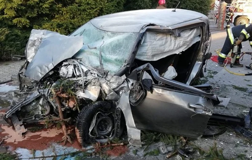 Tak wyglądało Suzuki lotnika z Rąbienia po lądowaniu na budynku garaży Tak wyglądało Suzuki lotnika z Rąbienia po lądowaniu na budynku garaży