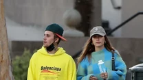 Hailey Bieber doskonale czuje się w luźnych, niezobowiązujących stylizacjach. Nic więc dziwnego, że na kolację z mężem wybrała dżinsy, obszerny, niebieski sweter i szarą bejsbolówkę. Justin również postawił na wygodę. 