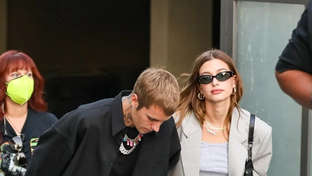 Kilka dni temu Hailey i Justin pojawili się na nabożeństwie w kaplicy w Beverly Hills. Modelka wybrała na tę okazję szary garnitur, który zestawiła z kusym topem i sportowymi butami. Dopełnieniem stylizacji była dyskretna biżuteria i okulary przeciwsłoneczne. 