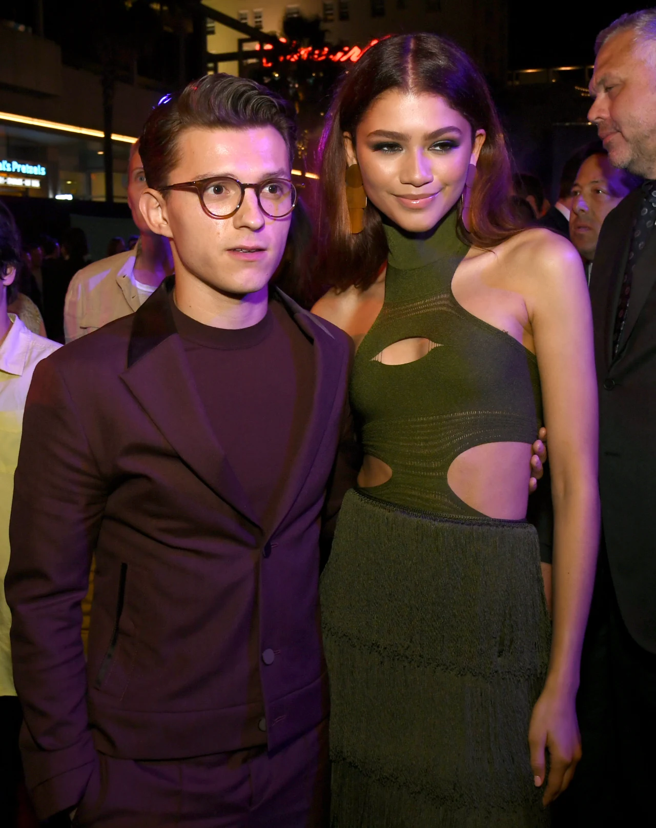 Pomiędzy parą filmowych bohaterów zrodziło się prawdziwe uczucie. Choć Zendaya i Tom Holland długo nie chcieli potwierdzić plotek o swoim związku, to w lipcu para została sfotografowana w czasie pocałunku w samochodzie.  

To nie pierwszy raz, gdy filmowy Spider-Man jest związany z ukochaną z planu. Andrew Garfield i Emma Stone, bohaterowie filmu "Niesamowity Spider-Man", również byli parą poza planem filmowym.