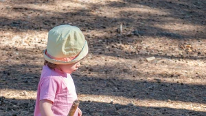 Dwuletnia dziewczynka została przejechana przez swoją siostrę