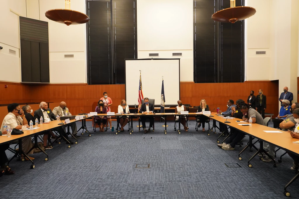 Gubernator Wirginii ułaskawił siedmiu czarnoskórych mężczyzn straconych za gwałt Gubernator Wirginii ułaskawił siedmiu czarnoskórych mężczyzn straconych za gwałt