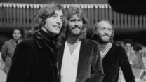 Dziewięć lat później, w 2012 roku, zmarł trzeci z braci Barry'ego (w 1988 roku zmarł niebędący w Bee Gees Andy Gibb) i zarazem drugi z członków zespołu - Robin (na zdjęciu pierwszy z lewej). Muzyk najpierw walczył z nowotworem, następnie zachorował na poważne zapalenie płuc.