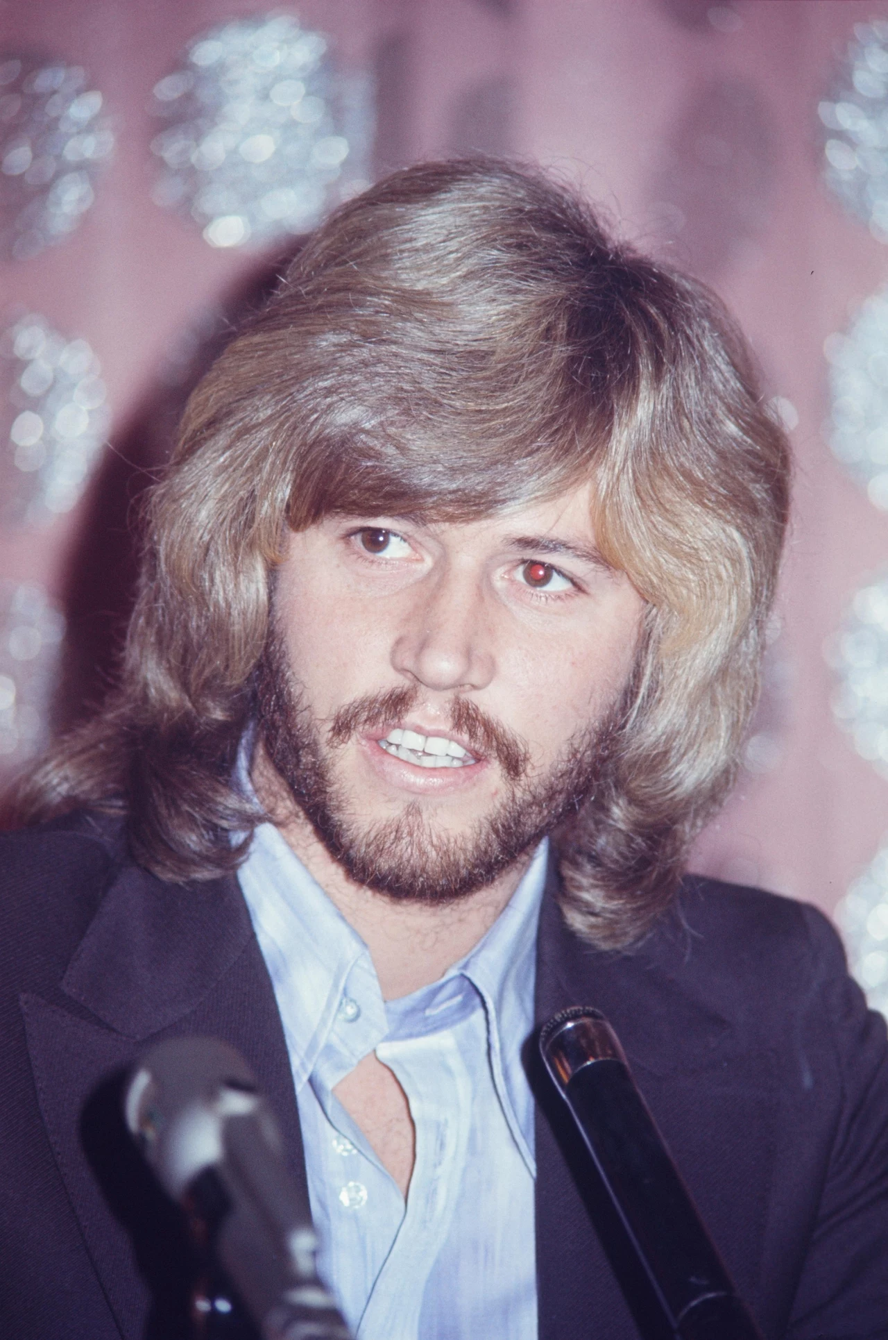 Grupa Bee Gees swoją działalność zakończyła po śmierci Maurice'a Gibba (12 stycznia 2003 roku). Przebywając w domu muzyk upadł bez wyraźnej przyczyny. Wezwane pogotowie stwierdziło, że powodem kłopotów jest zatkanie się jelit i zabrało muzyka do szpitala, gdzie trafił na stół operacyjny. W czasie zabiegu przeszedł zawał serca. Miał 53 lata. Grupa Bee Gees swoją działalność zakończyła po śmierci Maurice'a Gibba (12 stycznia 2003 roku). Przebywając w domu muzyk upadł bez wyraźnej przyczyny. Wezwane pogotowie stwierdziło, że powodem kłopotów jest zatkanie się jelit i zabrało muzyka do szpitala, gdzie trafił na stół operacyjny. W czasie zabiegu przeszedł zawał serca. Miał 53 lata.
