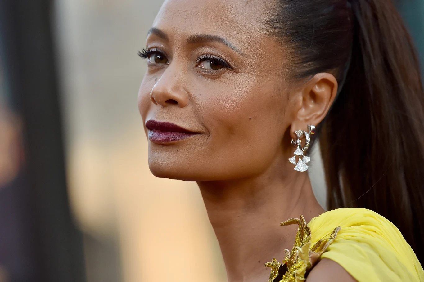 W 2021 roku w wywiadzie dla brytyjskiego "Vogue'a" Newton wyznała, że Thandie to nie jest jej prawdziwe imię. Tym prawdziwym jest Thandiwe. "Takie jest moje imię. Zawsze takie było. Wracam do tego, co moje" - wyznaje Thandiwe Newton w materiale okładkowym "Vogue'a". Właśnie w ten sposób aktorka podpisywana będzie w swoich kolejnych produkcjach. Jak się okazuje, powodem "imiennego" zamieszania była literówka, jaka została popełniona przy okazji debiutu fabularnego Thandiwe Newton, filmu "Randka na przerwie". Błędnie została tam podpisana jako Thandie i tak już pozostało. "Thandiwe" w ojczystym języku aktorki, języku shona, oznacza "ukochana".