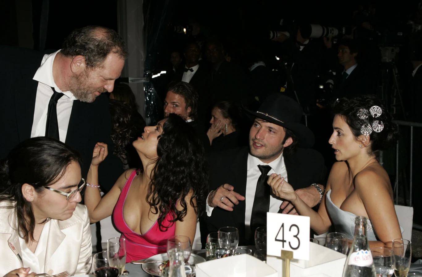 W 2017 roku aktorka opowiedziała o traumatycznych wręcz doświadczeniach, jakie przeżyła na planie "Fridy". Wszystko dlatego, że odrzucała awanse producenta filmu, Harveya Weinsteina. "Wybrał mnie, choć byłam wówczas nikim. Dał mi szansę i powiedział mi 'tak'" - wyznała Hayek podczas wywiadu dla "The New York Times. - "Nie wiedziałam, że tak szybko nadejdzie pora, że to ja będę musiała powiedzieć 'nie'". "'Nie' dla otwierania mu drzwi o każdej porze dnia i nocy, kiedy zjawiał się niespodziewanie. W każdym hotelu, w każdej innej lokalizacji" - wspominała Hayek. Aktorka zdradziła, że Weinstein chciał wziąć z nią wspólną kąpiel, oglądać ją nagą pod prysznicem, żądał, żeby go "masowała", chciał zmusić do seksu oralnego... Miał też grozić jej śmiercią.