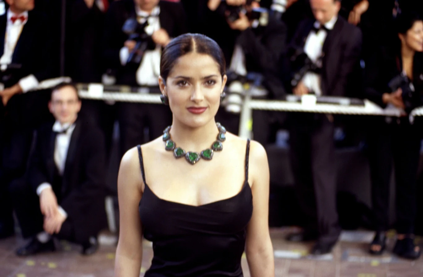 Salma Hayek już w dzieciństwie należała do osób wyjątkowo zaradnych, a jej ognisty temperament dał o sobie znać, gdy tylko rodzice wysłali ją do katolickiej szkoły z internatem w wieku 12 lat. Urodzona w Meksyku przyszła gwiazda została po dwóch latach odesłana przez opiekunów z powrotem. Nauczyciele argumentowali ten krok, pisząc, że młodziutka Salma ich terroryzowała. Rodzicom przysłano informację, że buntownicza dziewczynka cierpi na ADHD i dysleksję.