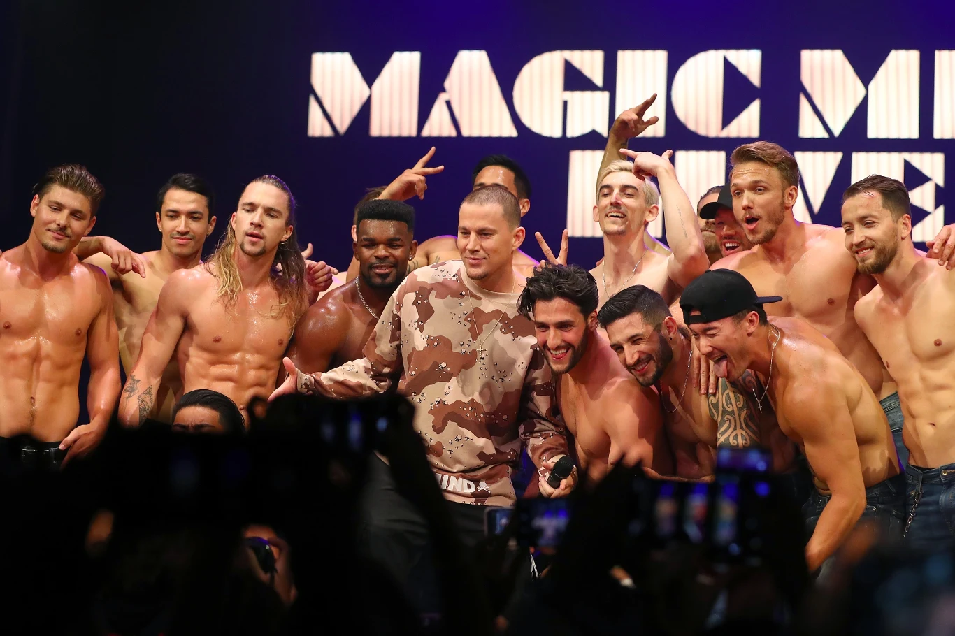 "Miałem osiemnaście lat i chwytałem się trzech zajęć jednocześnie, by jakoś się utrzymać" - wspomina tamten okres Tatum. - "Taniec w klubie z męskim striptizem był jednym z nich. Lubiłem występować dla publiczności - i zwyczajnie lubiłem tańczyć. Nie byłem szczególnie podekscytowany koniecznością zdejmowania ubrań, ale też faktem jest, że nigdy nie musiałem pokazywać się takim, jakim mnie Pan Bóg stworzył". Doświadczenia te przydały mu się zresztą podczas pracy na planie filmu "Magic Mike" (2012), w którym zagrał główną rolę i który wyprodukował. W 2015 roku do kin wszedł jego sequel zatytułowany "Magic Mike XXL". 